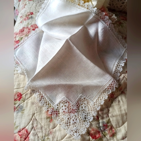 Four Vintage, Fine Bridal Elegant White Handkerchiefs! - Picture 9 of 15